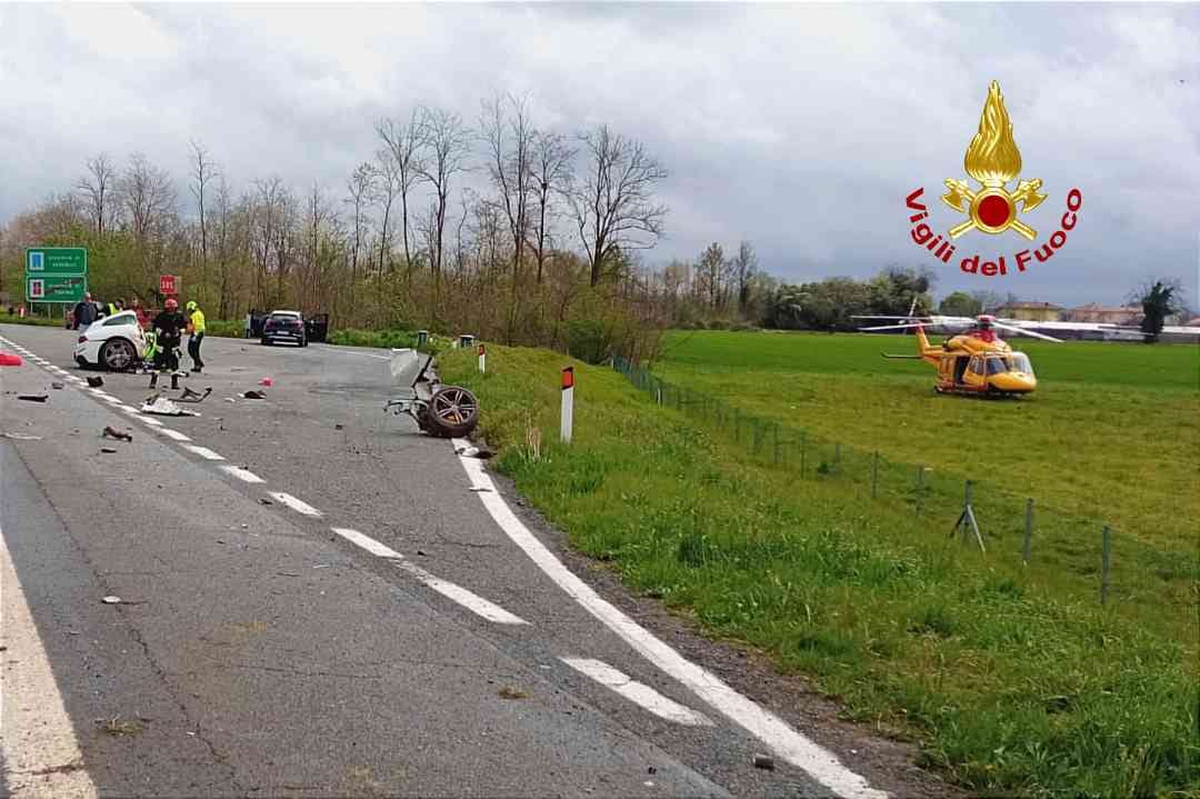 Ferrari In Fiamme Dopo Incidente Sulla Ivrea Santhi Due Morti