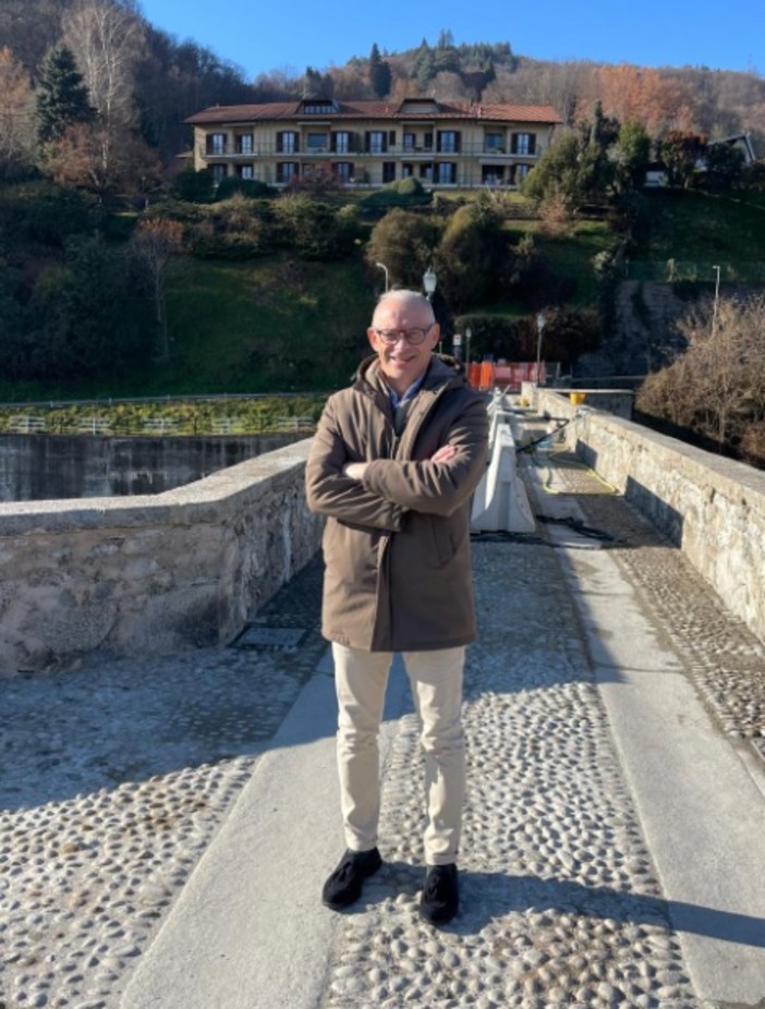 Il sindaco Fabrizio Bonaccio sul ponte di Agnona