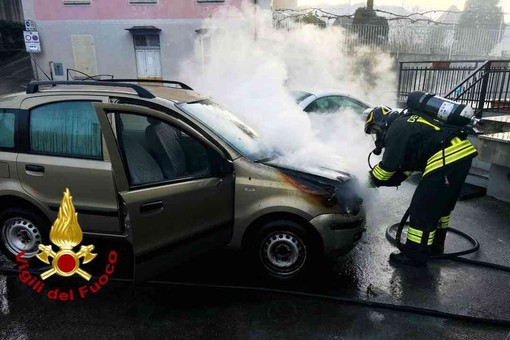 Auto in fiamme a Varallo, intervento dei vigili del fuoco