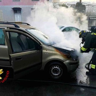 Auto in fiamme a Varallo, intervento dei vigili del fuoco