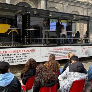 A testa in giù nella Smart capottata: studenti a lezione di sicurezza stradale.