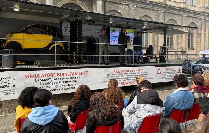 A testa in giù nella Smart capottata: studenti a lezione di sicurezza stradale.