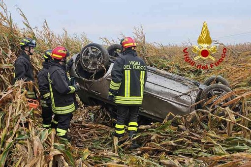 Auto finisce nei campi di Santhià, conducente alle cure del 118 di Cavaglià