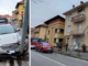 Auto contro un palo a Gattinara: intervengono i soccorsi.