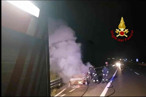 Auto avvolta dalle fiamme sulla A4, colpita anche la vegetazione a lato della strada