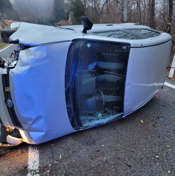 Auto si ribalta sul fianco a Valdilana