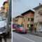 Auto contro un palo a Gattinara: intervengono i soccorsi.