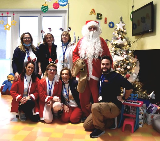 Tanti doni sotto l'albero del reparto di pediatria a Vercelli