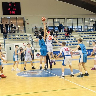 Barberi Valsesia Basket Academy cede la partita di casa a College Basketball: 60-63- Foto di Lety Bertini.