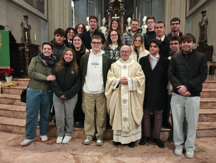 Don Gianluigi con alcuni giovani dell'oratorio