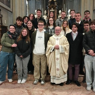 Don Gianluigi con alcuni giovani dell'oratorio