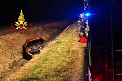 Incidente stradale a Livorno Ferraris: finisce in un canale e rimane intrappolato, l'intervento dei Vigili del Fuoco.