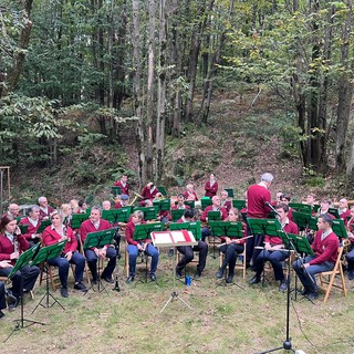 Tante persone a Coggiola al concerto tra gli alberi FOTO