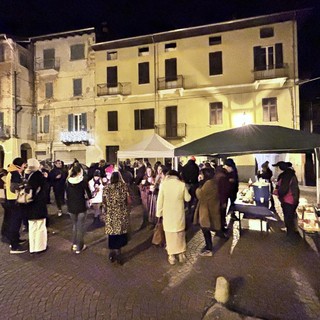 Scambio di auguri in piazza per la messa di Natale a Crevacuore