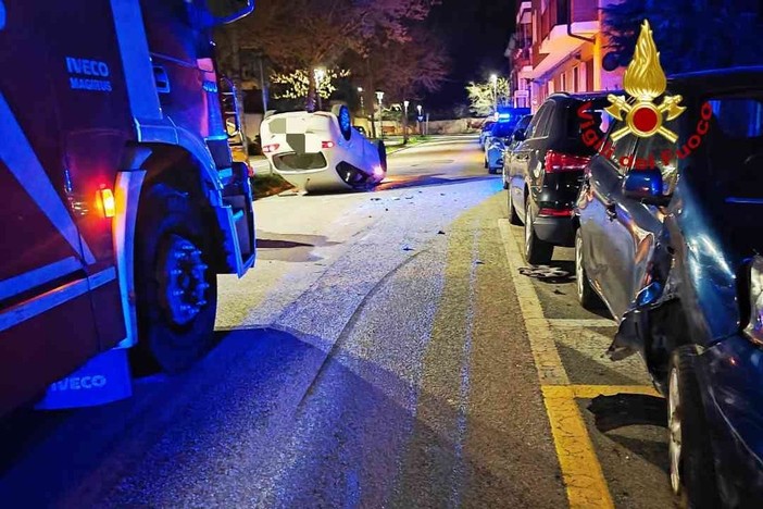 Auto si ribalta in corso Salamano, incidente a Vercelli.