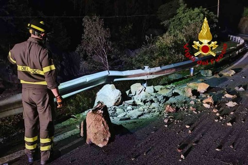 Dissesto a Cravagliana, crollano i massi sulla strada.