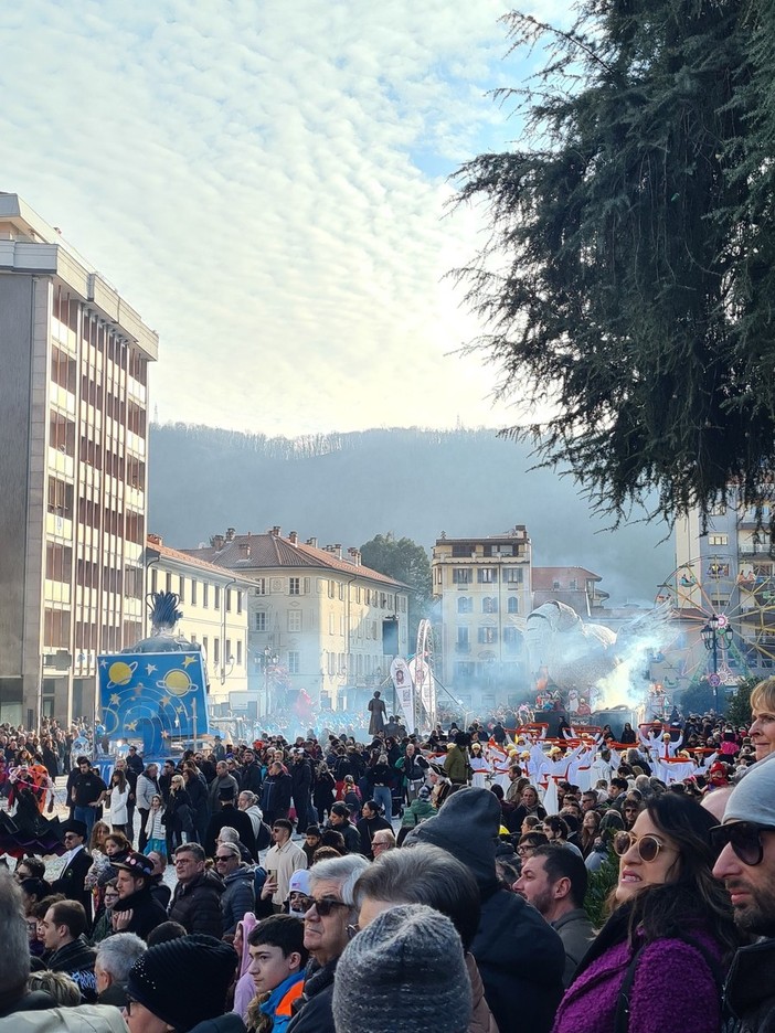 Borgosesia invasa per il secondo corso masherato di carnevale