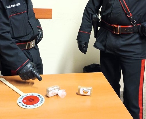 La droga sequestrata dai carabinieri di Arborio.