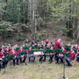 Tante persone a Coggiola al concerto tra gli alberi FOTO