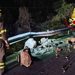 Dissesto a Cravagliana, crollano i massi sulla strada.