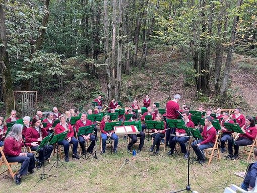 Tante persone a Coggiola al concerto tra gli alberi FOTO