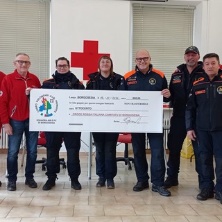 Borgosesia, solidarietà in azione: AIB dona 800 euro alla Croce Rossa - foto dalla pagina Facebook della CRI Borgosesia.