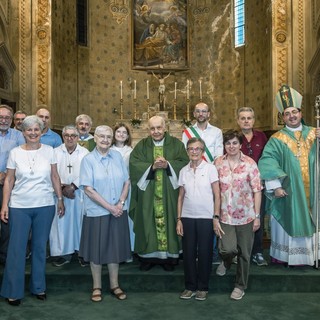 Pray saluta don Luigi Sacchi, parroco dal 1970: il grazie della comunità (foto di Lorenzo Iorfino)