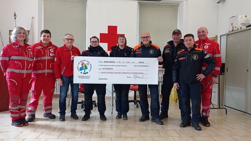 Borgosesia, solidarietà in azione: AIB dona 800 euro alla Croce Rossa - foto dalla pagina Facebook della CRI Borgosesia.