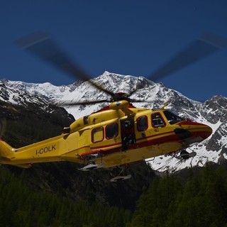 Intervento in montagna, sciatore travolto da una valanga al Passo dei Salati (foto di repertorio)