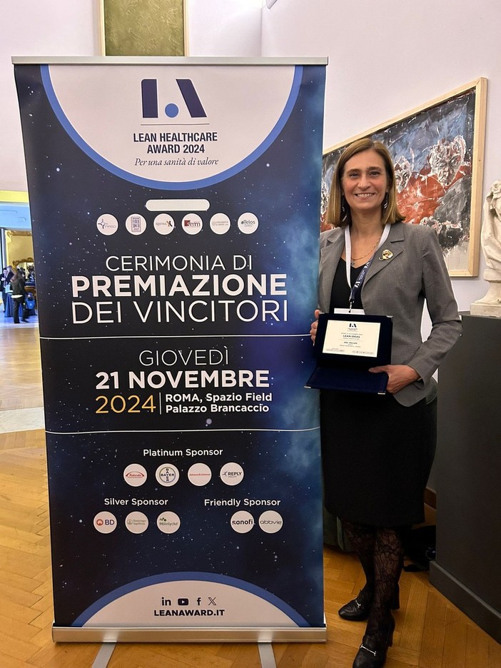 Il direttore generale Eva Colombo riceve il premio