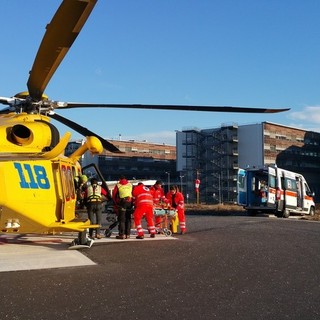 Cade con gli sci a Bielmonte, uomo di circa 50 anni elitrasportato in ospedale (foto di repertorio)