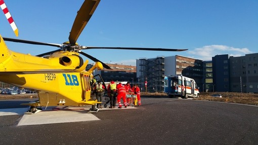 Cade con gli sci a Bielmonte, uomo di circa 50 anni elitrasportato in ospedale (foto di repertorio)