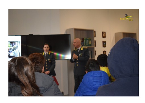 Gli studenti dell'istituto Lanino in visita alla Guardia di finanza