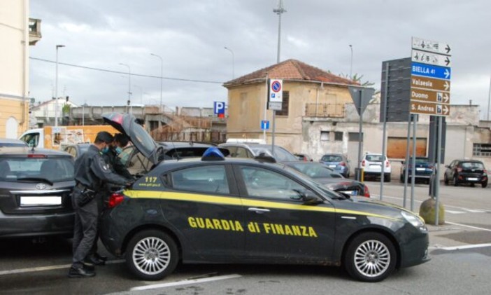 Guardia Finanza Vercelli: sequestrati 1600 articoli tra addobbi e bigiotteria