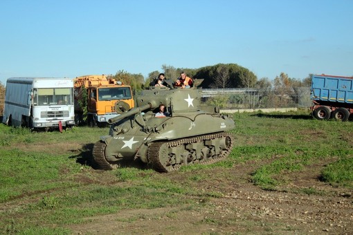 Fondazione Marazzato: festa dei mezzi militari e serata benefica con musica swing.