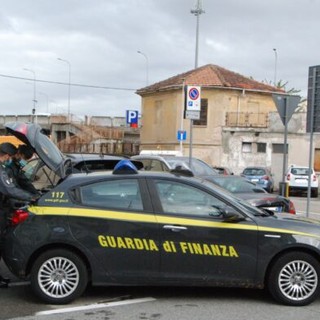 Guardia Finanza Vercelli: sequestrati 1600 articoli tra addobbi e bigiotteria