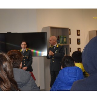 Gli studenti dell'istituto Lanino in visita alla Guardia di finanza