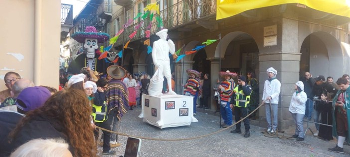 Sfilata di carnevale a Gattinara per le vie del centro