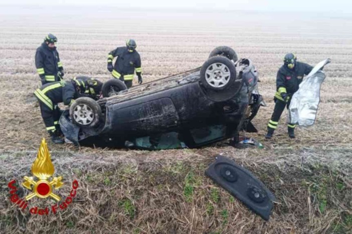 Auto finisce fuori strada a Prarolo