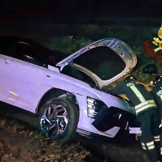 Esce di strada nella notte a Vercelli: salvo automobilista