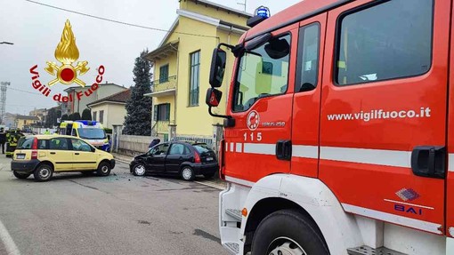 Scontro frontale tra due auto a Trino