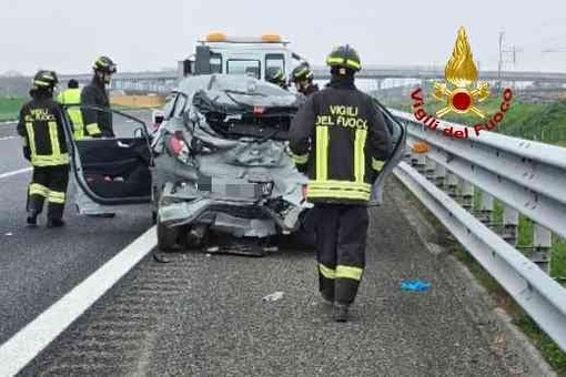 Schianto auto contro camion sulla A4 a Villarboit: un ferito grave