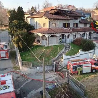 Tetto di una villa a fuoco a Roasio