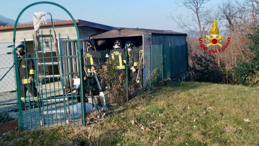 Fiamme in un garage, scattano i soccorsi a Valdilana (foto dei Vigili del Fuoco)