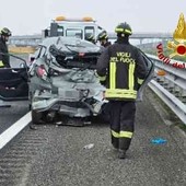 Schianto auto contro camion sulla A4 a Villarboit: un ferito grave