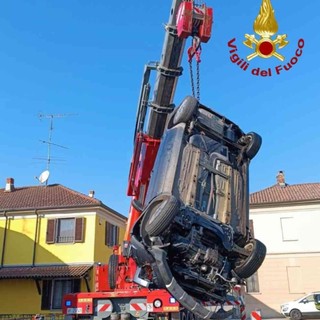 Auto finisce nel canale a Pezzana FOTO