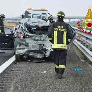 Schianto auto contro camion sulla A4 a Villarboit: un ferito grave