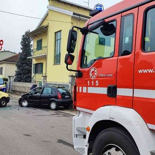 Scontro frontale tra due auto a Trino