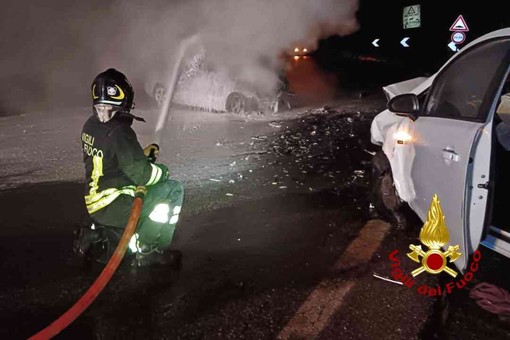 Auto a fuoco dopo l'incidente in Valsesia FOTO