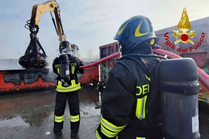 Incendio container a Palazzolo Vercellese